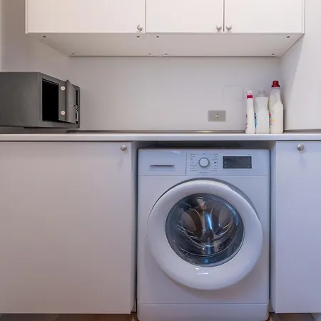 Quieta 6 - Renovated 70s Apt *