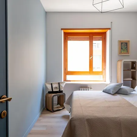Quieta 6 - Renovated 70s Apt