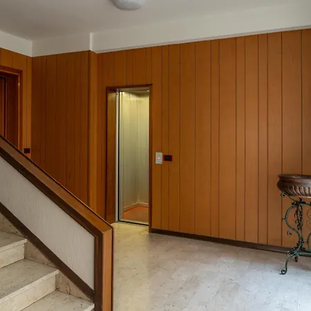 Quieta 6 - Renovated 70s Apt