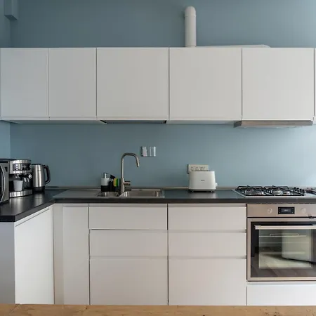 Quieta 6 - Renovated 70s Apt *
