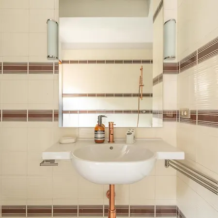 Quieta 6 - Renovated 70s Apt Apartamento