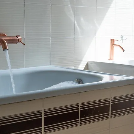 Quieta 6 - Renovated 70s Apt *
